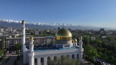 Bir bahar günü Kazak şehri Almaty 'nin merkez camiinin bir kuadkopterinden görüntü