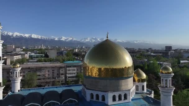 春の日にカザフスタンのアルマトイ市の中央モスクのクワッドコプターからの眺め — ストック動画