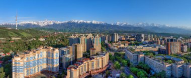 Almaty, Kazakistan, 09.05.2024. Bir bahar akşamı, Kazak 'ın en büyük şehri Almaty' nin güney kısmının dört parçalı panoramik görüntüsü.