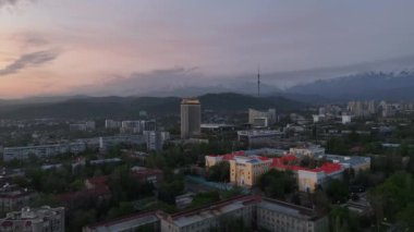 Bahar sabahının erken saatlerinde Kazak şehri Almaty 'nin merkez kısmının bir kuadkopterinden görüntü.