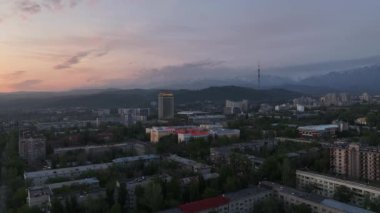 Bahar sabahının erken saatlerinde Kazak şehri Almaty 'nin merkez kısmının bir kuadkopterinden görüntü.