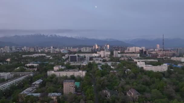 아침에 카자흐스탄 알마티의 부분의 쿼드콥터에서 — 비디오