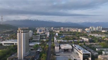 Bahar sabahının erken saatlerinde Kazak şehri Almaty 'nin merkez kısmının bir kuadkopterinden görüntü.