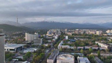 Bahar sabahının erken saatlerinde Kazak şehri Almaty 'nin merkez kısmının bir kuadkopterinden görüntü.