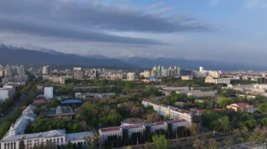 Bahar sabahının erken saatlerinde Kazak şehri Almaty 'nin merkez kısmının bir kuadkopterinden görüntü.