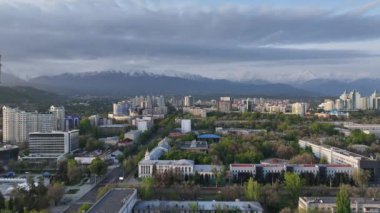 Bahar sabahının erken saatlerinde Kazak şehri Almaty 'nin merkez kısmının bir kuadkopterinden görüntü.