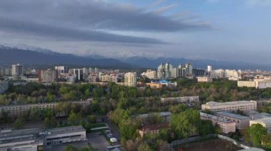 Bahar sabahının erken saatlerinde Kazak şehri Almaty 'nin merkez kısmının bir kuadkopterinden görüntü.