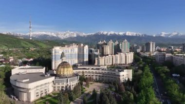 Kazak şehri Almaty 'nin merkezindeki bir kuadrokopterden görüntüle