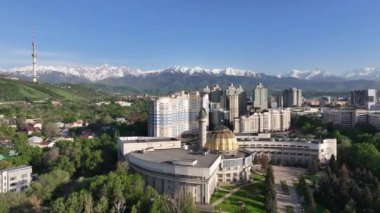 Kazak şehri Almaty 'nin merkezindeki bir kuadrokopterden görüntüle