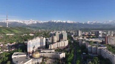 Kazak şehri Almaty 'nin merkezindeki bir kuadrokopterden görüntüle