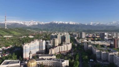 Kazak şehri Almaty 'nin merkezindeki bir kuadrokopterden görüntüle