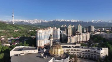 Kazak şehri Almaty 'nin merkezindeki bir kuadrokopterden görüntüle