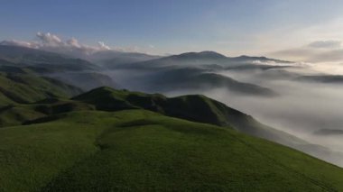 Bir bahar günü, gün batımında sisli, resimli bir dağ manzarasının dörtlü görüntüsü.