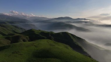 Bir bahar günü, gün batımında sisli, resimli bir dağ manzarasının dörtlü görüntüsü.