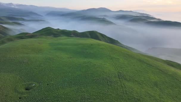 Uitzicht Vanaf Een Quadcopter Van Een Schilderachtig Heuvelachtig Berglandschap Met — Stockvideo