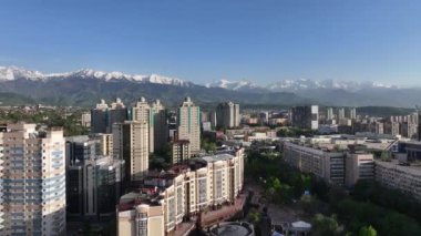 Almaty, Kazakistan, 05.10.2024.Manzara Kazakistan 'ın orta kesimindeki bir kuadrokopterden.