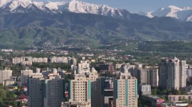 Almaty, Kazakistan, 05.10.2024.Manzara Kazakistan 'ın orta kesimindeki bir kuadrokopterden.