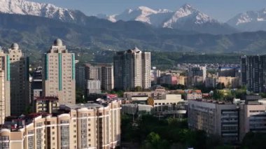 Almaty, Kazakistan, 05.10.2024.Manzara Kazakistan 'ın orta kesimindeki bir kuadrokopterden.