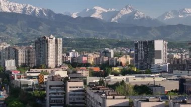 Almaty, Kazakistan, 05.10.2024.Manzara Kazakistan 'ın orta kesimindeki bir kuadrokopterden.