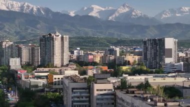 Almaty, Kazakistan, 05.10.2024.Manzara Kazakistan 'ın orta kesimindeki bir kuadrokopterden.