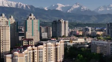 Almaty, Kazakistan, 05.10.2024.Manzara Kazakistan 'ın orta kesimindeki bir kuadrokopterden.