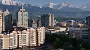 Almaty, Kazakistan, 05.10.2024.Manzara Kazakistan 'ın orta kesimindeki bir kuadrokopterden.
