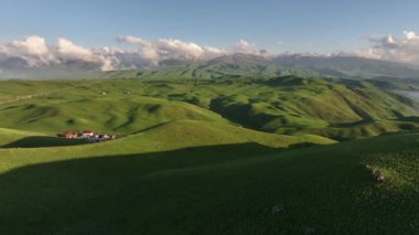 Bir bahar akşamında, dörtlü bir dağ platosu manzarası.