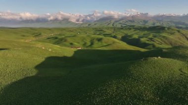 Bir bahar akşamında, dörtlü bir dağ platosu manzarası.