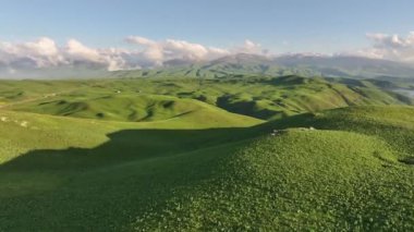 Bir bahar akşamında, dörtlü bir dağ platosu manzarası.