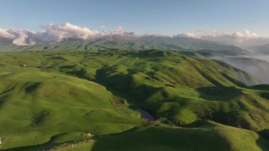Bir bahar akşamında, dörtlü bir dağ platosu manzarası.