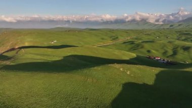 Bir bahar akşamında, dörtlü bir dağ platosu manzarası.