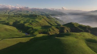 Bir bahar akşamında, dörtlü bir dağ platosu manzarası.