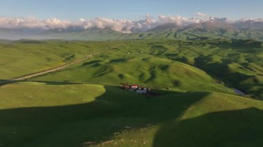 Bir bahar akşamında, dörtlü bir dağ platosu manzarası.
