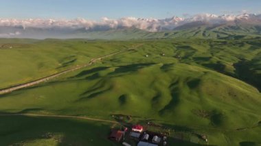 Bir bahar akşamında, dörtlü bir dağ platosu manzarası.