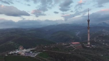 Kazak şehri Almaty 'deki Kok Tobe Dağı' nda bir TV kulesi.