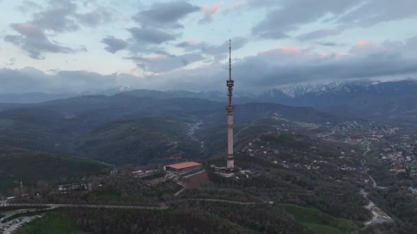 カザフスタンのアルマトイのココト山のテレビ塔 — ストック動画