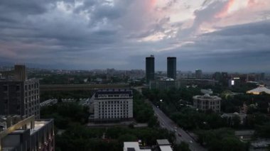 Almaty, Kazakistan, 05.19.2024. Bir bahar akşamı gün batımında Kazak şehrinin merkezi manzarası.