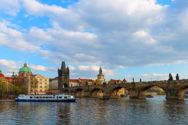 Çek Cumhuriyeti 'nin merkezinde, bulutlu bir bahar gününde Charles Köprüsü yakınında Vltava Nehri.