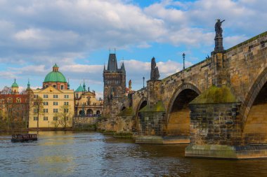Çek Cumhuriyeti 'nin merkezinde, bulutlu bir bahar gününde Charles Köprüsü yakınında Vltava Nehri.