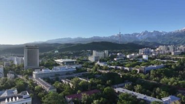 Bir bahar sabahı, Kazak şehri Almaty 'nin merkez kısmının bir kuadkopter görüntüsü bir dağ sırasının arka planına karşı.