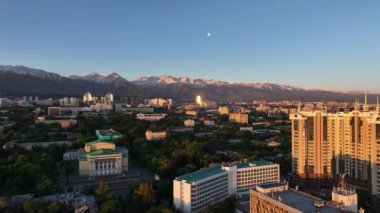 Bir bahar sabahı, Kazak şehri Almaty 'nin merkez kısmının bir kuadkopter görüntüsü bir dağ sırasının arka planına karşı.