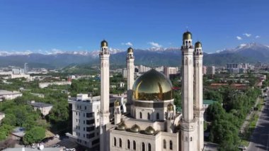 Kazak şehri Almaty 'de bir cami bir bahar günü bir dağ sırasının arka planına karşı.