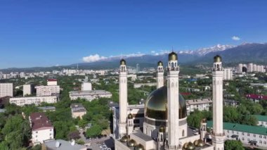 Kazak şehri Almaty 'de bir cami bir bahar günü bir dağ sırasının arka planına karşı.