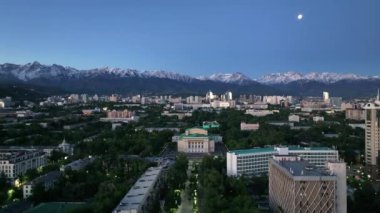 1941 'de bir bahar sabahı inşa edilen Kazak şehri Almaty ve Opera ve Bale Tiyatrosu' nun merkez bölümünün bir görüntüsü.