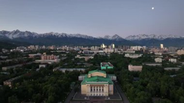 1941 'de bir bahar sabahı inşa edilen Kazak şehri Almaty ve Opera ve Bale Tiyatrosu' nun merkez bölümünün bir görüntüsü.