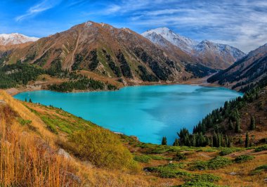 Büyük Almaty Gölü Bir sonbahar akşamı