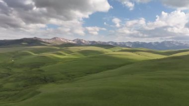 Güneydoğu Kazakistan 'da bulutlu bir yaz akşamında yüksek bir dağ platosunun dört parçalı görüntüsü.