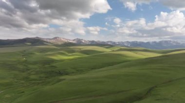 Güneydoğu Kazakistan 'da bulutlu bir yaz akşamında yüksek bir dağ platosunun dört parçalı görüntüsü.