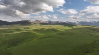 Güneydoğu Kazakistan 'da bulutlu bir yaz akşamında yüksek bir dağ platosunun dört parçalı görüntüsü.