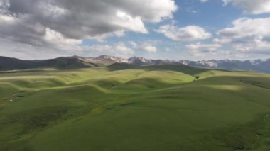 Güneydoğu Kazakistan 'da bulutlu bir yaz akşamında yüksek bir dağ platosunun dört parçalı görüntüsü.